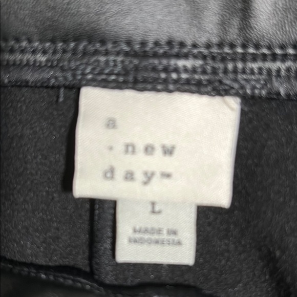 A new day Black Leggings Stretchy Comfort Faux Leather look Size L - Picture 2 of 8
